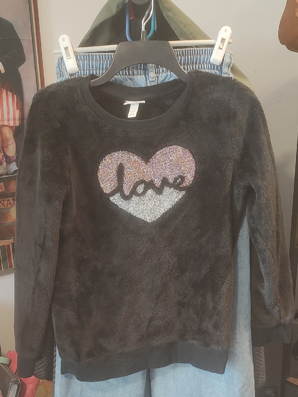 Cat & Jack  Girls' Black Fuzzy Sweatshirt with Glitter Heart 'Love' 18 PTP